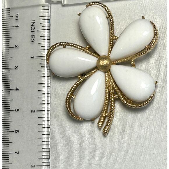 Vintage Crown Trifari Milk Glass Flower Brooch Teardrop Petals Gold Tone 2.5 in - Picture 9 of 9